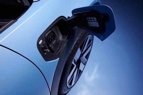 Với bộ pin 37 kWh, ID. Cross có phạm vi hoạt động 316 km, gần tương đương Kia EV2 bản thấp (317 km) và cao hơn Renault 4 tiêu chuẩn (306 km). Con số này cũng thấp hơn đôi chút so với mức 328 km mà Volkswagen công bố cho ID. Polo vốn dùng chung pin 37 kWh nhưng nhẹ hơn khoảng 27 kg.