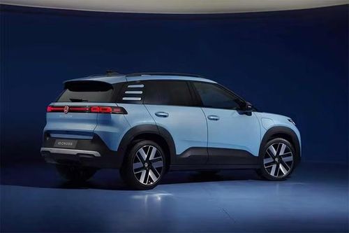Volkswagen cũng hướng đến việc tạo vẻ ngoài cao cấp cho ID. Cross, tương tự cách Golf thế hệ thứ 4 từng gây dấu ấn gần 30 năm trước. Cụm đèn thanh mảnh, các bề mặt thân xe tối giản và kiểu dáng hiện đại giúp mẫu SUV điện này tạo cảm giác đắt tiền hơn mức giá thực tế.