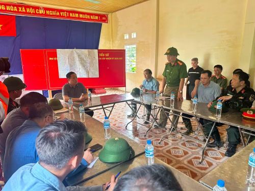 Đồng chí Hà Quang Trung - Phó Bí thư Tỉnh ủy, Chủ tịch UBND tỉnh Lai Châu cùng Đoàn công tác của tỉnh chỉ đạo khác phục hậu quả mưa lũ tại xã Mường Than. Ảnh: Công an tỉnh Lai Châu.