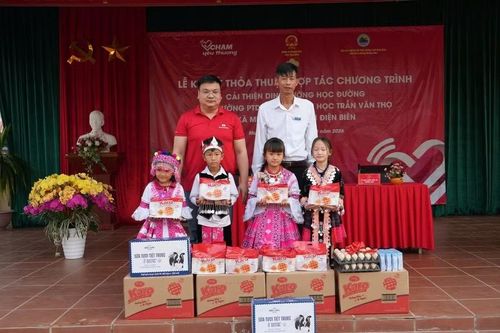 Ông Phạm Văn Khiêm (bìa phải) cùng đại diện Quỹ Chạm yêu thương trong chương trình thiện nguyện cải thiện dinh dưỡng học đường cho gần 1.000 học sinh Trường PTDTBT Tiểu học Trần Văn Thọ.