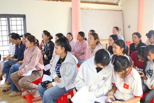 Lớp học nghề trang điểm mở thêm cơ hội việc làm, góp phần bảo đảm an sinh xã hội ở địa phương.