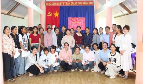 35 phụ nữ người đồng bào DTTS tham gia lớp đào tạo nghề tại xã Ea Kly (Đắk Lắk).