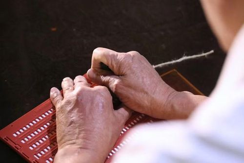 Không còn đôi mắt, ông Khoa tìm thấy ánh sáng bằng chữ nổi Braille.
