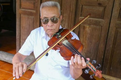 Ngoài bục giảng, ông Khoa con đam mê âm nhạc và tự học nhiều loại nhạc cụ như violin, mandolin, harmonica...