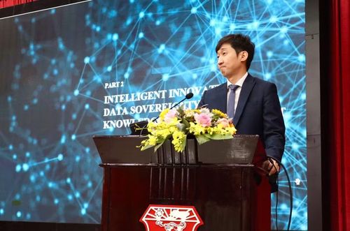 Ông Jung Younguom, Công ty TNHH PoSTMEDIA (Hàn Quốc) trình bày tham luận "Chiến lược chuyển đổi thông minh di sản quốc gia trong thời đại AI và xây dựng hệ sinh thái bền vững: Trường hợp Hàn Quốc".
