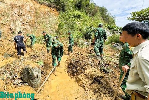 Đoàn viên, thanh niên Chi đoàn Đồn Biên phòng Nghĩa Thuận hỗ trợ nhân dân khắc phục hậu quả thiên tai. Ảnh: Hoàng Chính