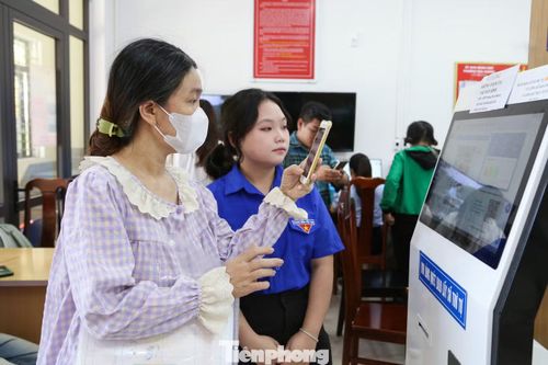  Ngay từ khu vực lấy số tự động, Nguyễn Thị Bích Diệu (sinh viên năm 3 Trường ĐH Sư phạm – ĐH Đà Nẵng) cùng 3 tình nguyện viên khác liên tục đón người dân, hướng dẫn từng bước đăng nhập tài khoản, cập nhật thông tin cá nhân, chọn loại dịch vụ công và lấy số thứ tự khi vào quầy tiếp nhận hồ sơ. 