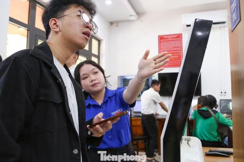 Mỗi ngày, nhóm tình nguyện viên hỗ trợ trung bình 200 - 300 lượt người dân tại khu vực lấy số tự động và hướng dẫn ban đầu trước khi họ vào các quầy chuyên môn. Bên cạnh đó, các bạn trẻ còn hỗ trợ người dân thực hiện nộp hồ sơ trực tuyến trên máy tính.