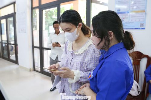  Có người chỉ mất vài phút để hoàn tất thao tác, nhưng cũng có những người lớn tuổi lúng túng với chiếc điện thoại thông minh trên tay và hàng loạt biểu tượng trên màn hình. Khi ấy, các bạn sinh viên trở thành những trợ lý số hướng dẫn người dân từng bước, từ cách mở ứng dụng, đăng nhập tài khoản VNeID đến thực hiện các thủ tục trực tuyến. 