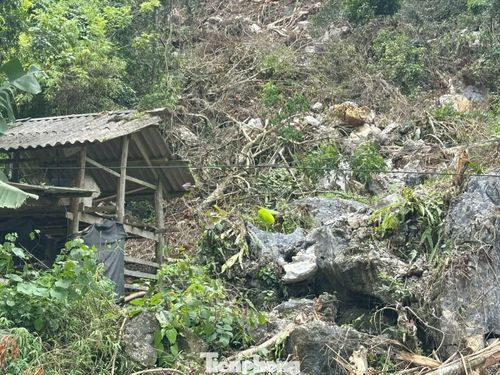 Một phần công trình nhà dân bị hư hỏng khi khối đá lăn qua.