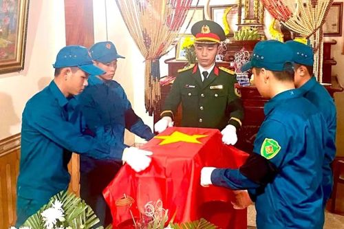Hài cốt liệt sĩ Nguyễn Công Thịnh được đưa về quê hương.