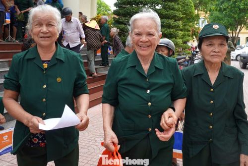 Bà Nguyễn Thị Thường (giữa) và bà Nguyễn Thị Hòa (bìa phải) trong cuộc hội ngộ cùng đồng đội nhân dịp tri ân tháng Bảy tại Hà Tĩnh.