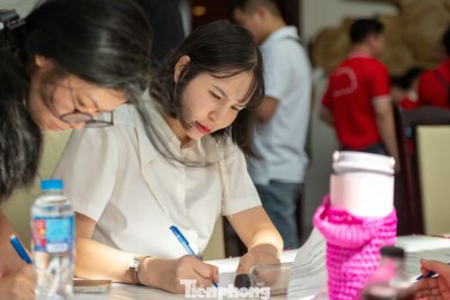 Chị Lê Thị Thắm - Giáo viên Trường TH-THCS-THPT Lê Thánh Tông, phường Hạ Long cho biết, nhận được thông tin tỉnh Quảng Ninh tổ chức ngày hội hiến máu nên chị cùng đồng nghiệp và bạn bè đến đăng ký hiến máu. "Đây là hành động nghĩa cử rất đẹp thể hiện trách nhiệm của cộng đồng, mỗi giọt máu được hiến sẽ giúp những người bệnh tiếp thêm hy vọng để sớm vượt qua được bệnh tật", chị Thắm chia sẻ.