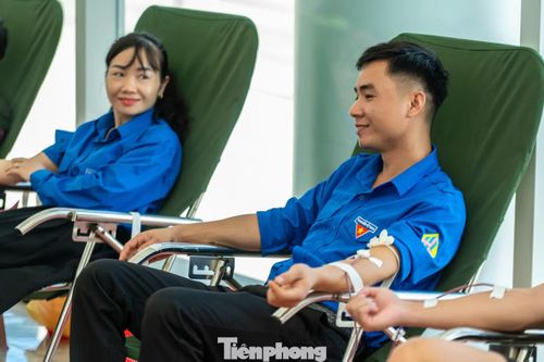 Lực lượng đoàn viên, thanh niên Quảng Ninh tham gia hiến máu.