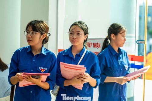 Ngay từ rất sớm, nhiều bạn đoàn viên, thanh niên thuộc Tỉnh Đoàn Quảng Ninh có mặt tham gia điều phối hướng dẫn người dân.