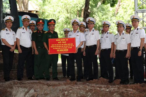 Nhiều đơn vị đã đến thăm, trao kinh phí hỗ trợ, động viên lực lượng tìm kiếm, quy tập hài cốt liệt sĩ. Ảnh: Ngô Tùng