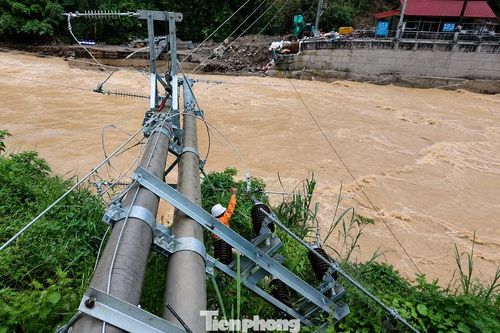 Điện lực Lào Cai triển khai các phương án khôi phục lưới điện tại xã Khao Mang.