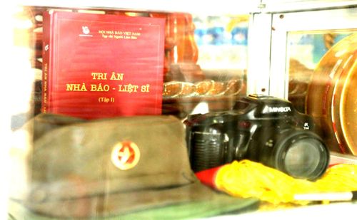Những kỷ vật của các nhà báo liệt sĩ được thân nhân và đồng nghiệp trao gửi, góp phần hoàn thiện không gian tưởng niệm tại chùa Da.