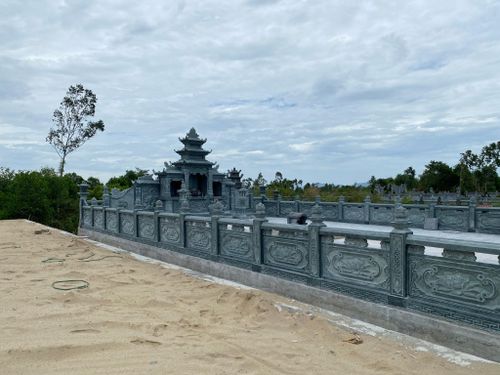 Khu lăng mộ xây bằng đá xanh với quy mô lớn được phát hiện tại xã Đông Lộc.