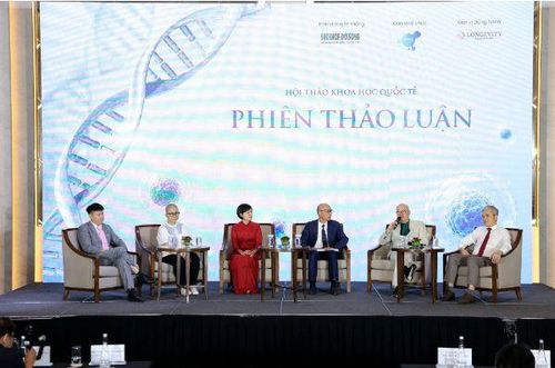 Các chuyên gia thảo luận, trao đổi.