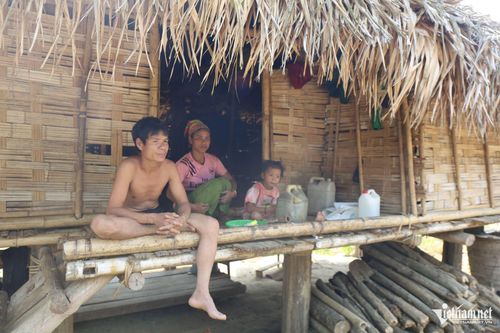 Chỉ có 1,5 sào ruộng, vợ chồng anh La Văn Đức, người Đan Lai (nhóm địa phương thuộc dân tộc Thổ) ở cụm dân cư Khe Nóng bản Châu Sơn, xã Châu Khê phải đi bóc vỏ keo thuê mỗi ngày để mưu sinh. Ảnh: Thanh Hải