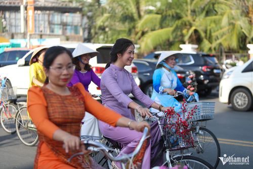 Trong ảnh là những giáo viên Trường Mầm non Tân Lập 1 ở Nha Trang với trang phục áo dài truyền thống tham gia lễ hội. Ảnh: Xuân Ngọc