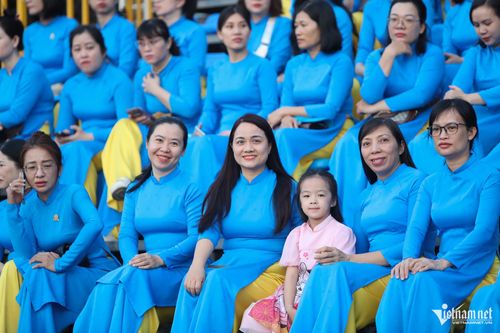 Chọn áo dài màu xanh dương, phom dáng truyền thống hòa vào đoàn người đạp xe diễu hành, chị Hoàng Như Quỳnh thấy vui và tự hào. Chị cho biết hàng trăm đồng nghiệp cùng công ty cũng tham gia chương trình này. Ảnh: Xuân Ngọc