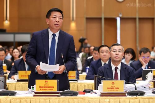 Bộ trưởng Xây dựng Trần Hồng Minh làm rõ các nội dung được doanh nghiệp nêu. Ảnh: Nhật Bắc