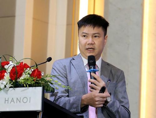 TS Trung chia sẻ tại hội thảo. Ảnh: Trần Minh.
