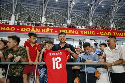 Anh cởi áo tặng CĐV.