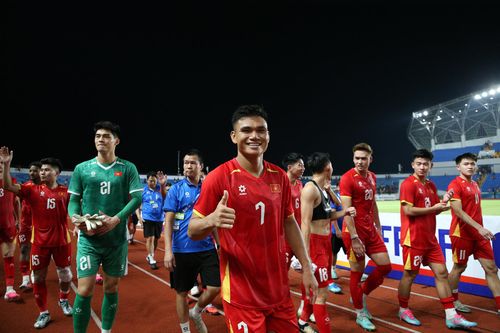 Sau trận đấu, các cầu thủ đi vòng quanh sân cảm ơn người hâm mộ Thái Nguyên.