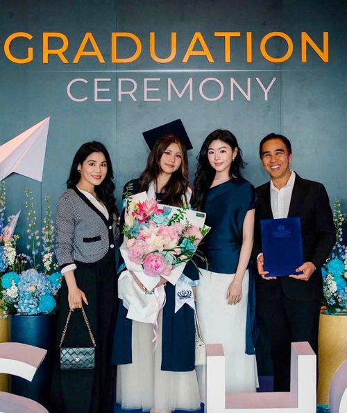 Hạt Dẻ có chiều cao nổi bật khi đứng cùng gia đình.