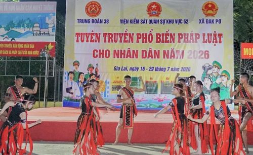 Biểu diễn văn nghệ trong khuôn khổ hoạt động tuyên truyền pháp luật.