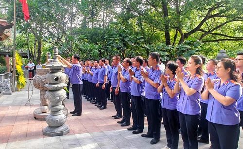 Đồng chí Trần Hải Quân, Ủy viên Ban Thường vụ Đảng ủy, Phó Viện trưởng VKSND tối cao và các đồng chí trong đoàn dâng hương, hoa tại Hang Tám Cô.