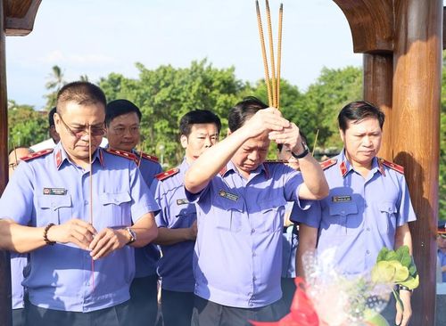 Đồng chí Trần Hải Quân, Ủy viên Ban Thường vụ Đảng ủy, Phó Viện trưởng VKSND tối cao và các đồng chí trong đoàn dâng hương tại Thành cổ Quảng Trị.