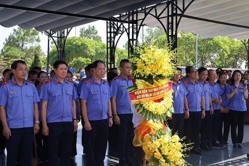 Đồng chí Trần Hải Quân, Ủy viên Ban Thường vụ Đảng ủy, Phó Viện trưởng VKSND tối cao và các đồng chí trong đoàn dâng hương, hoa tại Nghĩa trang quốc gia Đường 9.