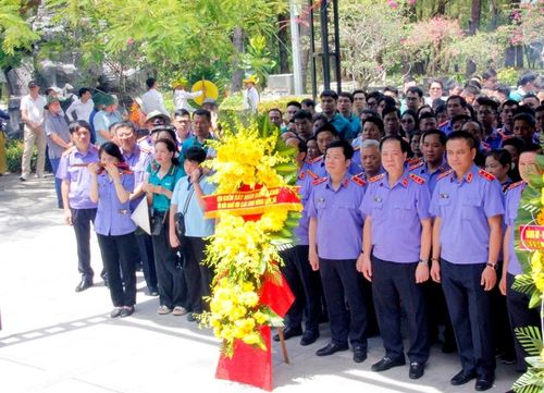 Đồng chí Trần Hải Quân, Ủy viên Ban Thường vụ Đảng ủy, Phó Viện trưởng VKSND tối cao và các đồng chí trong đoàn dâng hương, hoa tại Nghĩa trang quốc gia Trường Sơn.