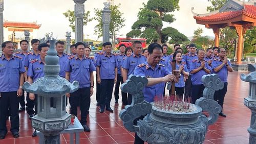 Đồng chí Trần Hải Quân, Ủy viên Ban Thường vụ Đảng ủy, Phó Viện trưởng VKSND tối cao cùng các đồng chí đoàn công tác dâng hương tại Đền thờ khu di tích lịch sử bến phà Gianh.