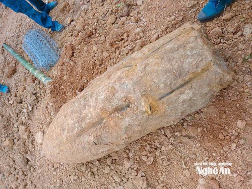 Quả bom là bom phá, ký hiệu M117 do Mỹ sản xuất, còn nguyên kíp nổ có đường kính 42cm, dài 1,2m, nặng khoảng 350 kg. Ảnh: Trọng Kiên