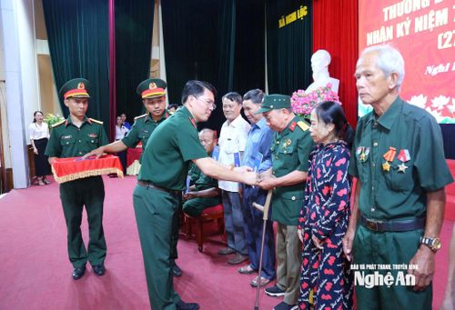 Đồng chí Đại tá Nguyễn Hồng Lợi - Trưởng ban Công đoàn Quốc phòng trao quà đến các thương, bệnh binh. Ảnh: Trần Hoa