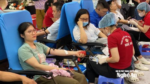 Rất đông người tham gia hiến máu tình nguyện. Ảnh: Vĩnh Hoàng