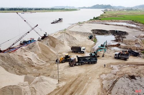 Giá cát hiện nay cũng đang ghi nhận ở mức cao so với giá công bố của Sở Xây dựng Hà Tĩnh.