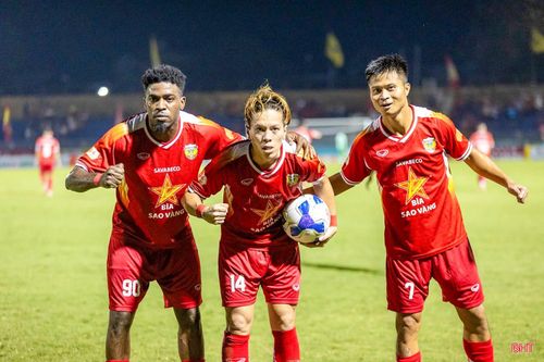 Mùa giải 2024/2025, Viktor Lê chơi tốt, góp công lớn giúp Hà Tĩnh cán đích ở vị trí thứ 5.