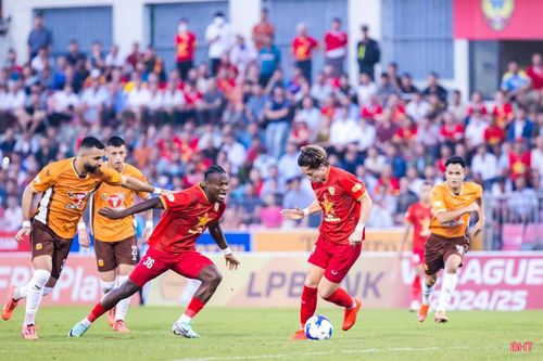 Hơn 2 mùa giải trong màu áo Hồng Lĩnh Hà Tĩnh, Viktor Lê đã trưởng thành vượt bậc, trở thành trụ cột của đội bóng.