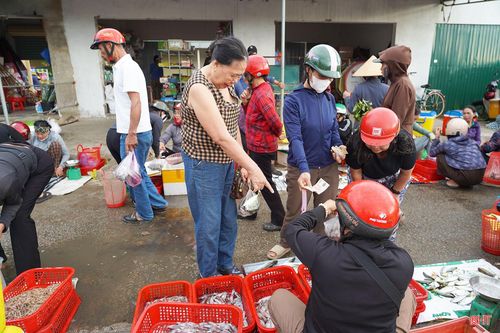 Bà Đào Thị Thu (phường Thành Sen) chia sẻ: "Nghe nhiều người giới thiệu chợ Đạo mùa này có nhiều mực tươi ngon nên tôi cũng tranh thủ đi từ sáng sớm để mua mực. Xuống chợ thấy mực rất tươi, giá hợp lý và không khí chợ vùng biển cũng mang lại những trải nghiệm rất thú vị."