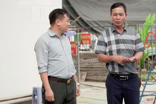 Anh Giáp (bên phải) trao đổi với ông Nguyễn Văn Duy - Phó Chủ tịch Ủy ban MTTQ, Chủ tịch Hội Cựu chiến binh xã Hương Phố về những hoạt động đồng hành cùng công tác an sinh xã hội và phong trào của Hội Cựu chiến binh tại địa phương.