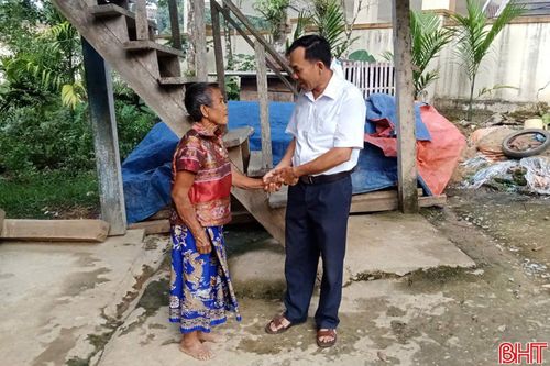 Ông Nguyễn Văn Hoàn thường xuyên gần gũi, trò chuyện với bà con bản Giàng II và trao đổi với cán bộ xã để nắm bắt tình hình địa phương.