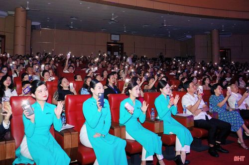 Đêm nhạc "Nối vòng tay yêu thương" thu hút đông đảo khán giả đến thưởng thức và lan tỏa tinh thần sẻ chia, nhân ái.