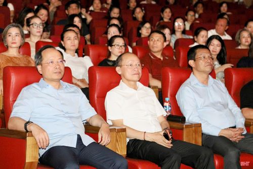 Các đại biểu tham dự chương trình.
