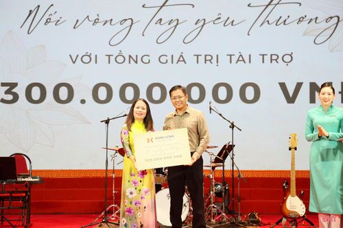 Tại chương trình, đại diện các đơn vị, doanh nghiệp đồng hành, tài trợ đã trao biểu trưng hỗ trợ cho Ủy ban MTTQ tỉnh Hà Tĩnh với tổng kinh phí 1,23 tỷ đồng nhằm góp phần chăm lo người có công với cách mạng và các hoàn cảnh khó khăn trên địa bàn tỉnh. (Trong ảnh: Đại diện Ban quản lý dự án Khu công nghiệp Hưng Long Việt Nam – đơn vị tài trợ 300 triệu đồng).